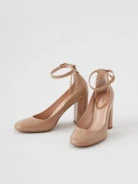 Beige patent leather pumps