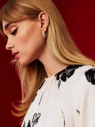 Elegant earrings with zircons