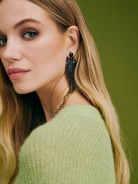 Długie kolczyki zdobione cyrkoniami i szkłem