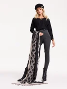 Elegant shawl made of viscose and wool