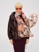 Delicate scarf with floral motif