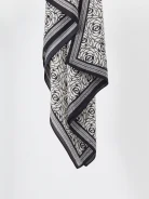 Czarno-biały szal w kwiatowy print