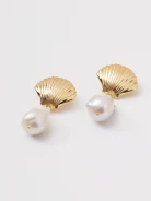 Gold-plated earrings with natural pearls
