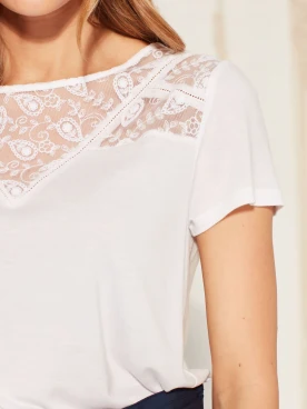 BLOUSE DECORATED WITH LACE