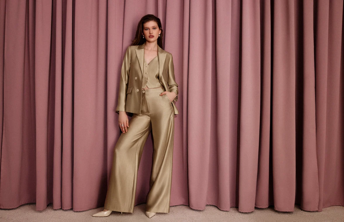 Wide-leg pants in a golden shade