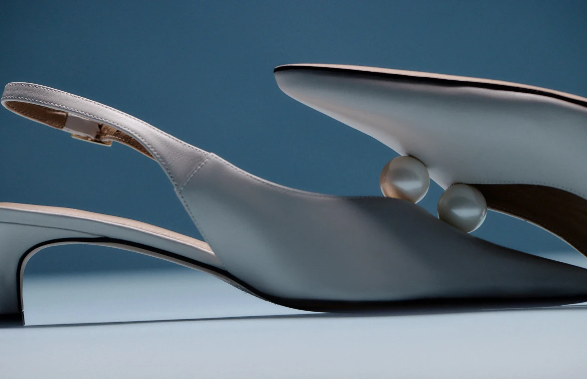 Leather cream pumps with pearls