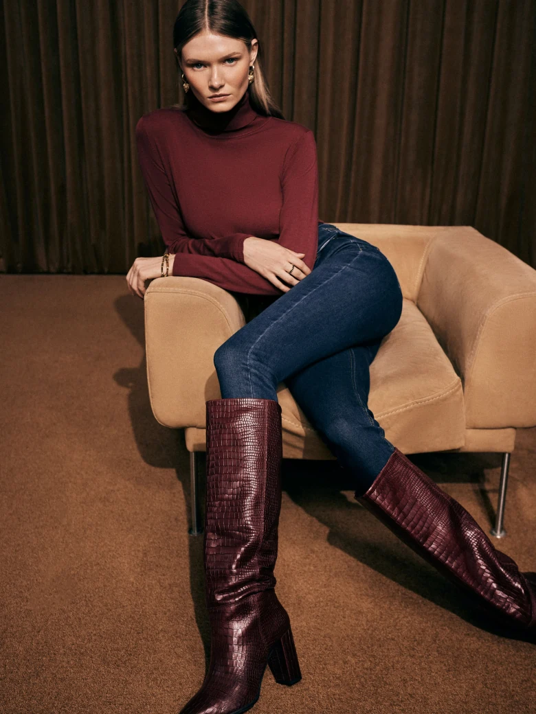 Viscose turtleneck jumper in burgundy