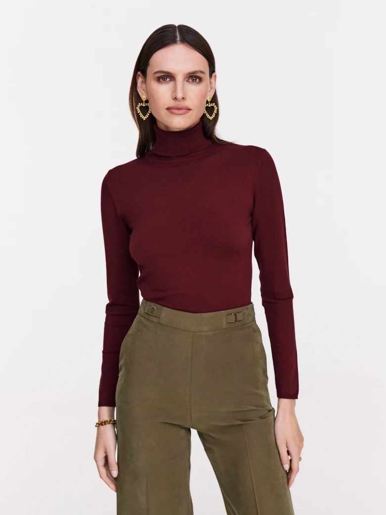 Viscose turtleneck jumper in burgundy