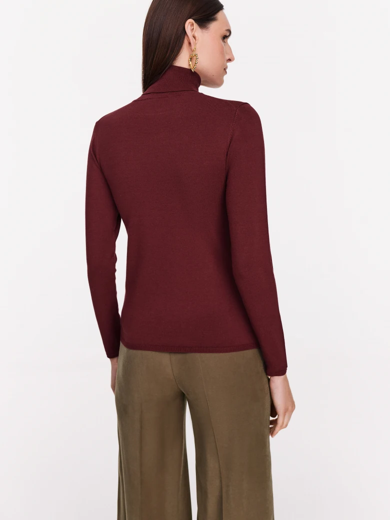 Viscose turtleneck jumper in burgundy