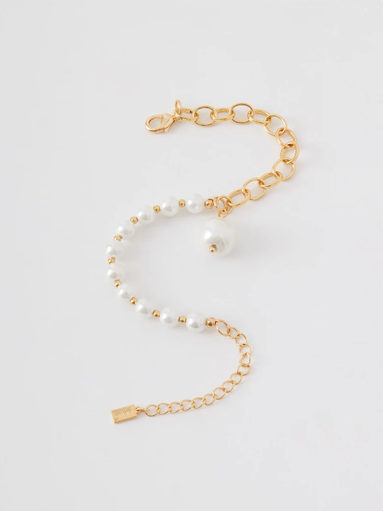 Elegant gold-plated bracelet with pearls