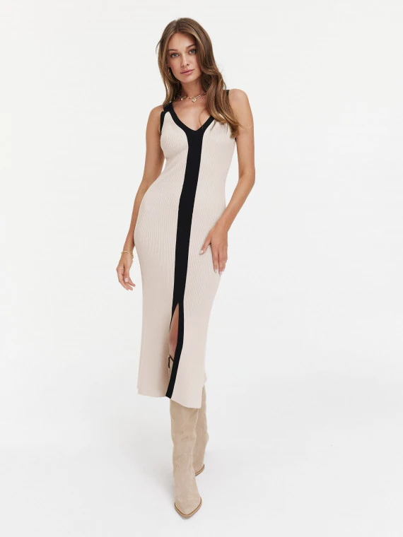 Fitted dress with trimmings