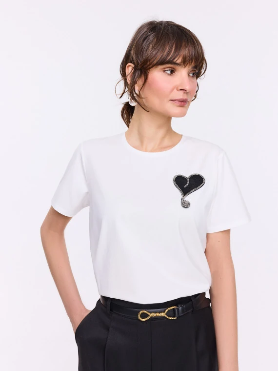 Biały T-shirt bawełniany z broszką w kształcie serca