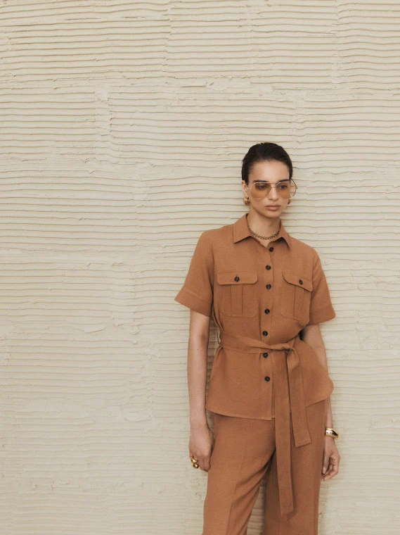 Short-sleeve shirt made of linen and viscose