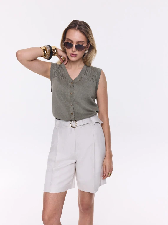 Elegant beige Bermuda shorts