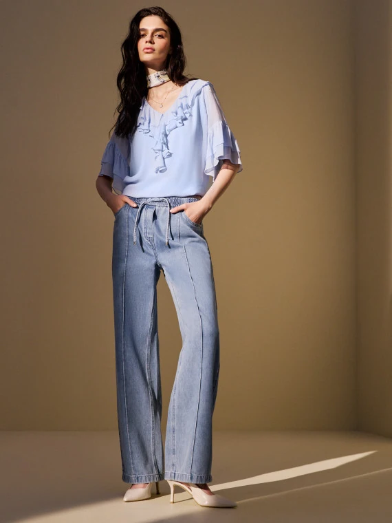 High-waisted jeans