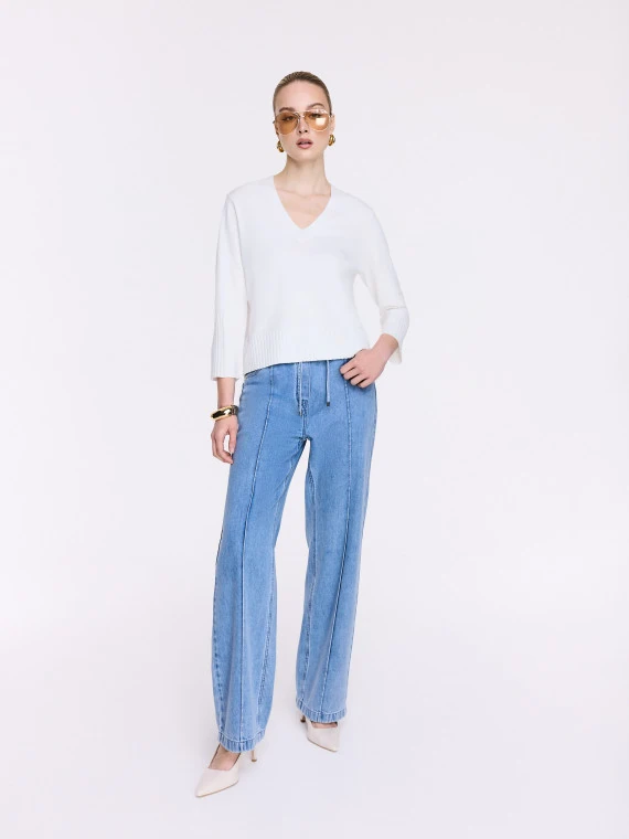 High-waisted jeans