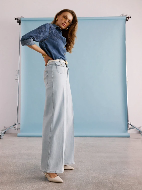 Jasne jeansy wide leg z ozdobnymi guzikami