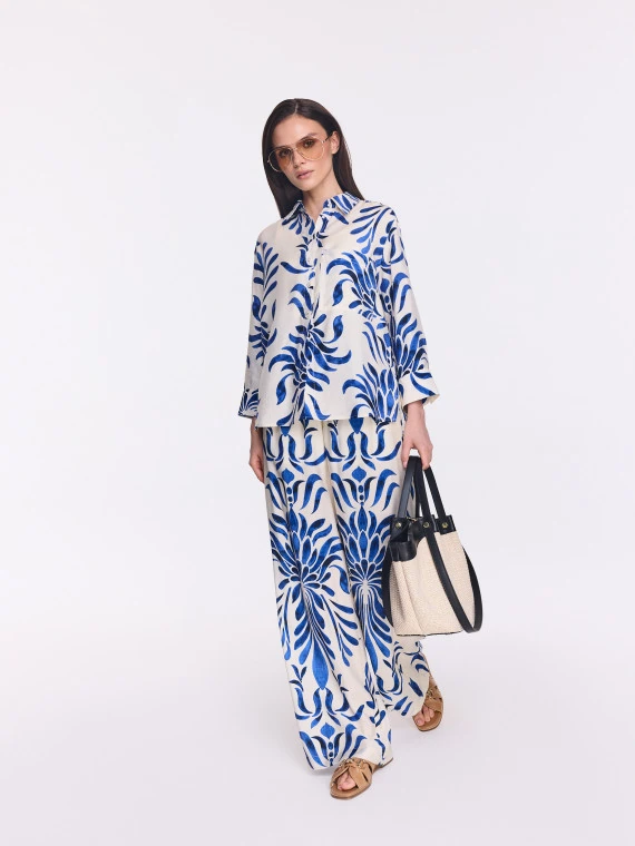 Loose-fitting white pants with an ornamental pattern