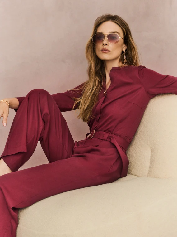 Elegancki burgundowy kombinezon z lyocellu