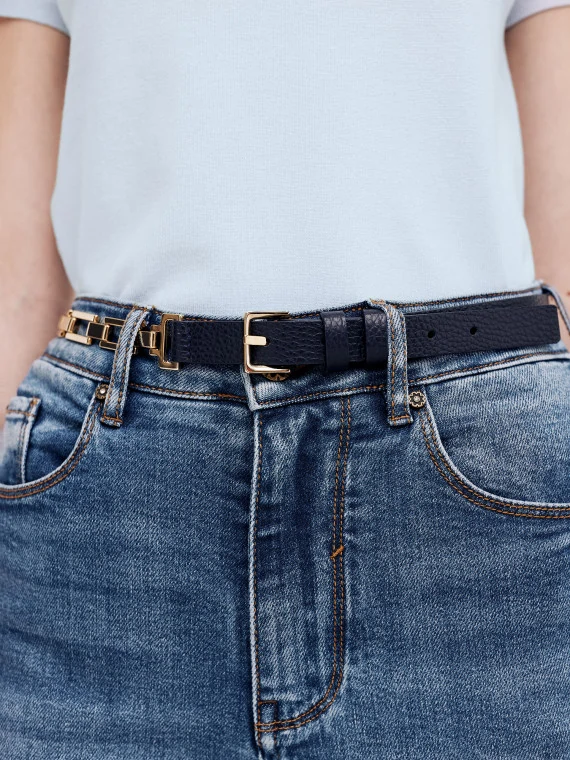 Narrow navy blue stripe