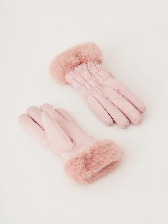Light pink quilted gloves with fur