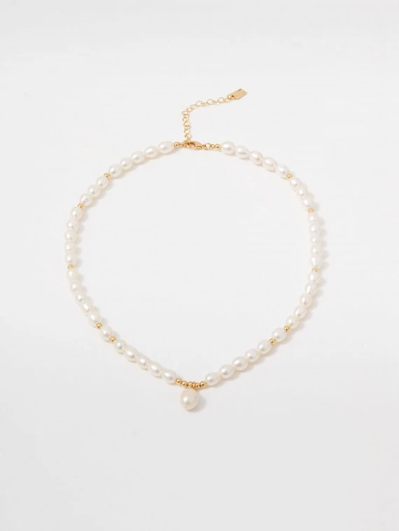Necklace of natural pearls