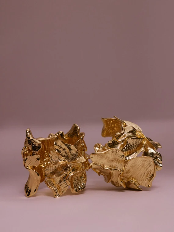 A unique bracelet with a floral motif