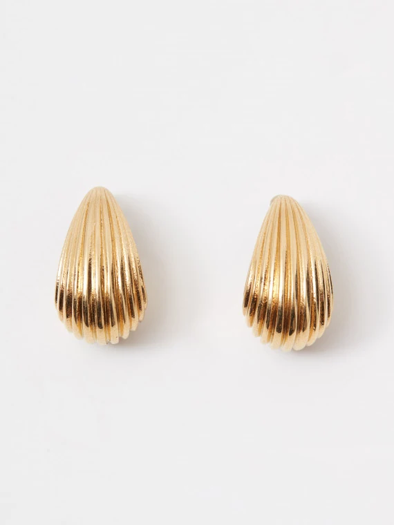Gold-plated shell-shaped earrings