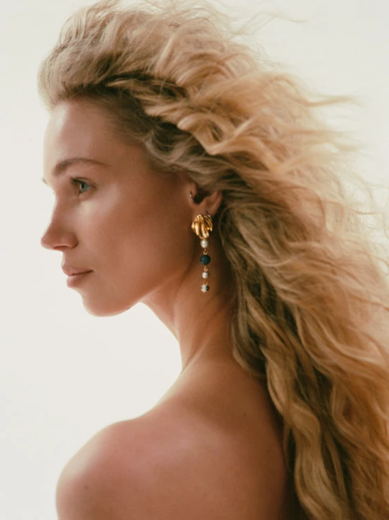 Long earrings with lapis lazuli and a cultured pearl