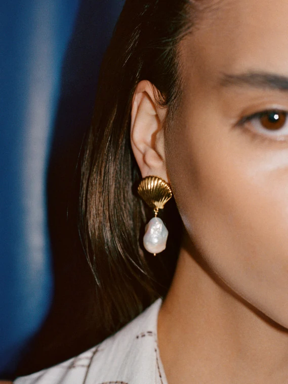Gold-plated earrings with natural pearls