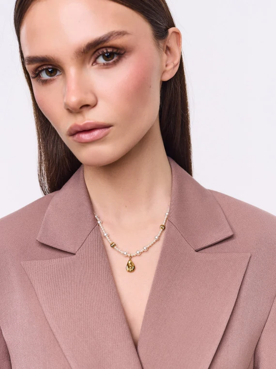 Pearl necklace with gold-plated pendant