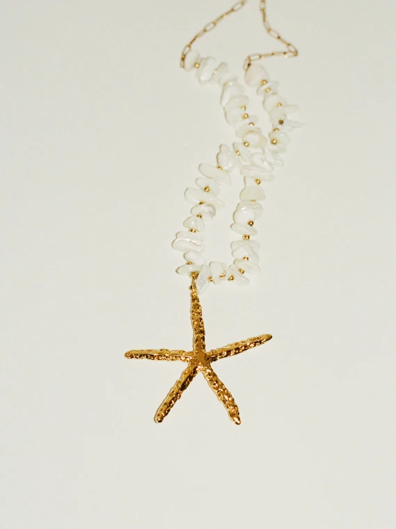Gold-plated necklace with pearls and a pendant