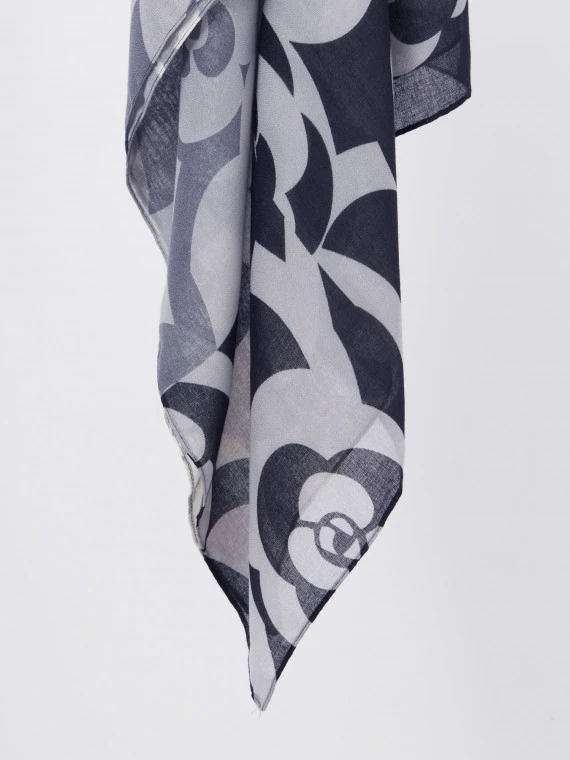 Large scarf with geometric patterns