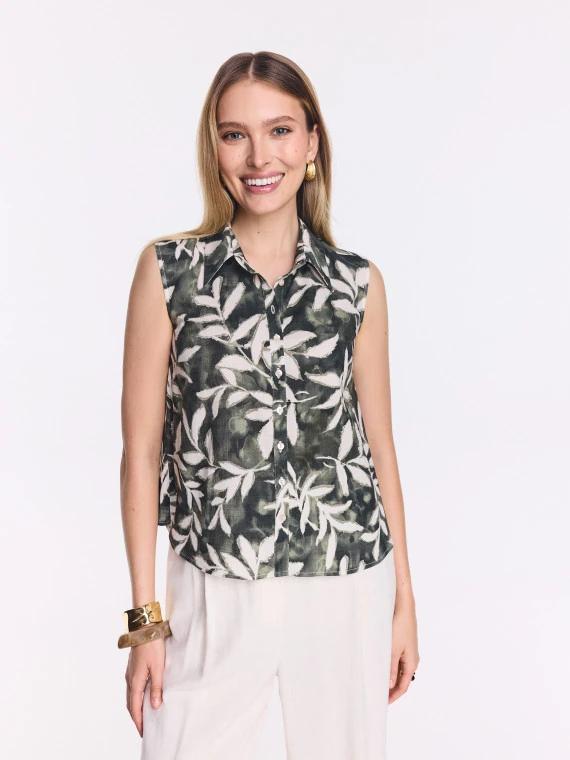 Sleeveless blouse with a floral print