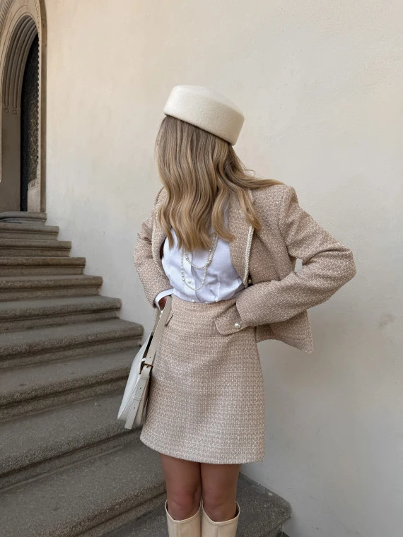 Short beige tweed skirt