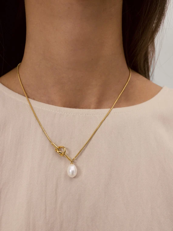 Gold-plated pearl necklace