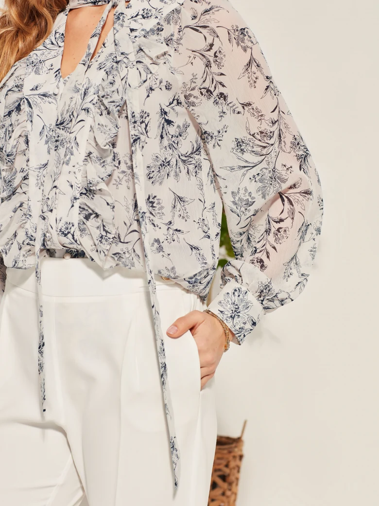 ELEGANT CREAM-COLORED PANTS