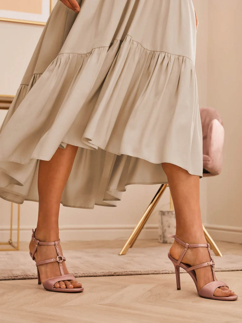 DELICATE BEIGE DRESS WITH STITCHING