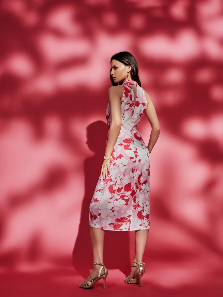 Różowa sukienka w kwiaty z kopertowym dekoltem
