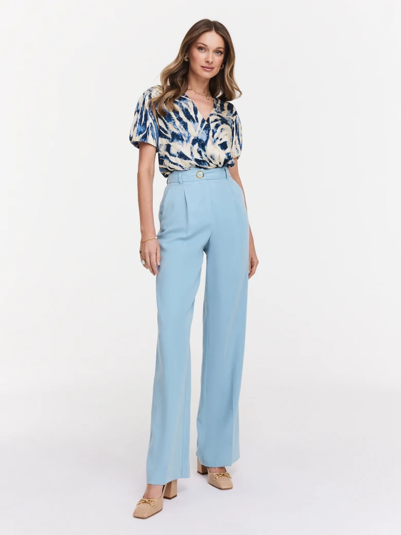 Blouse with buff sleeves and blue shades