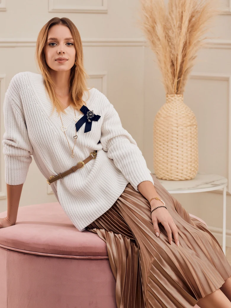 WHITE SWEATER WITH V NECKLINE