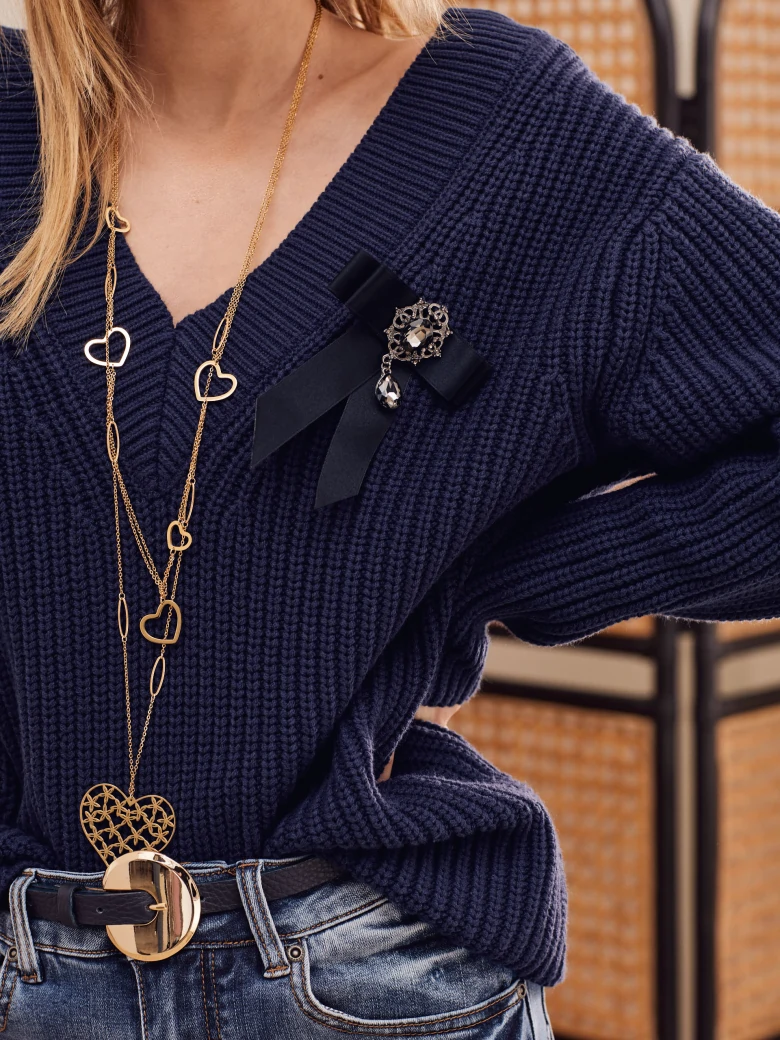 GRANATOWY SWETER Z BIŻUTERYJNĄ KOKARDĄ