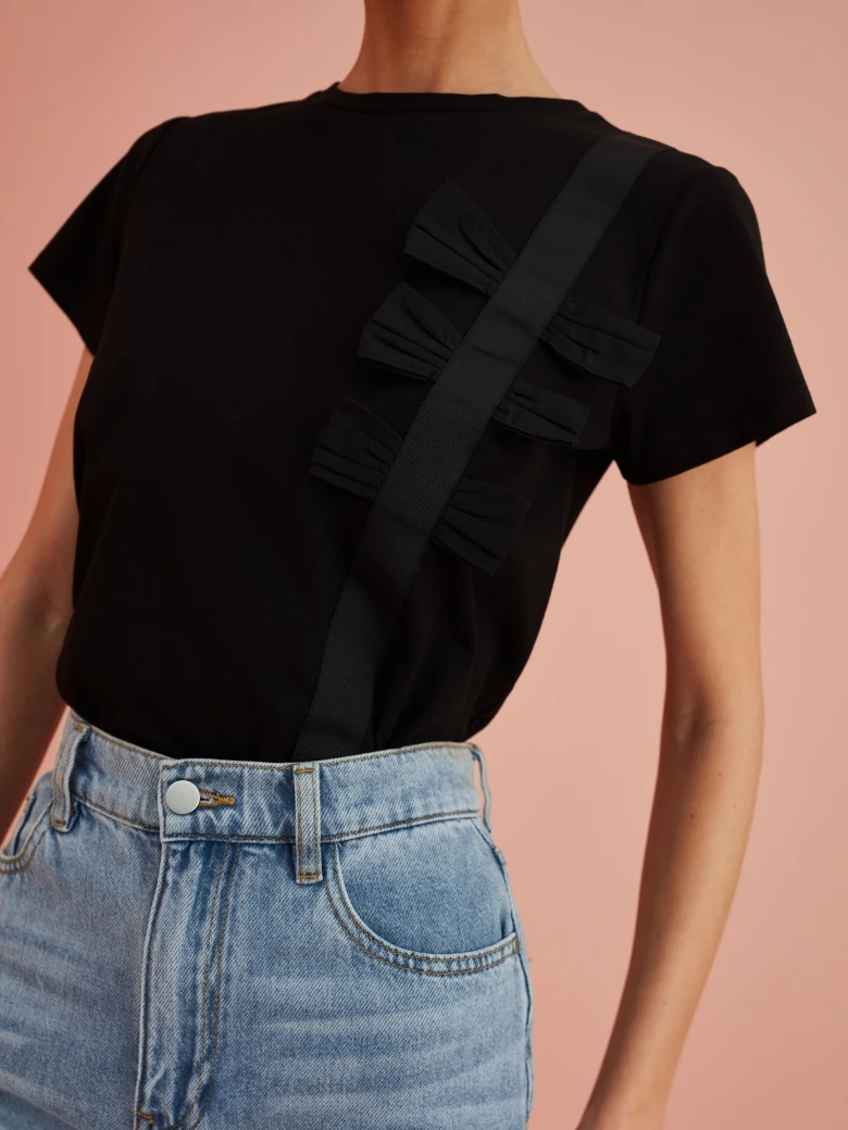 CZARNY T-SHIRT Z KOKARDAMI