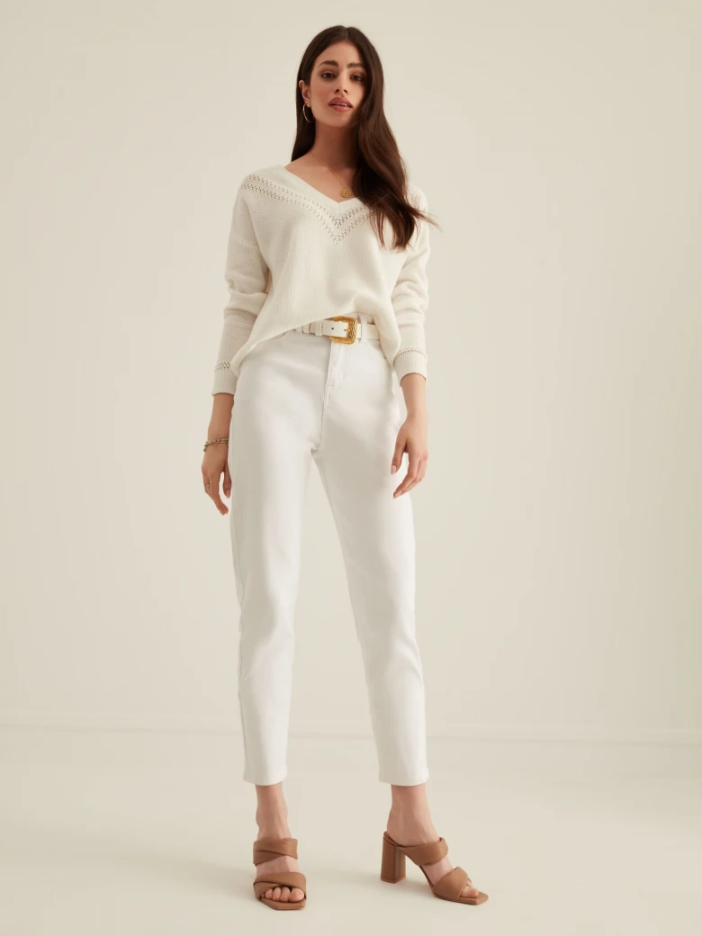 WHITE SWEATER WITH V NECKLINE