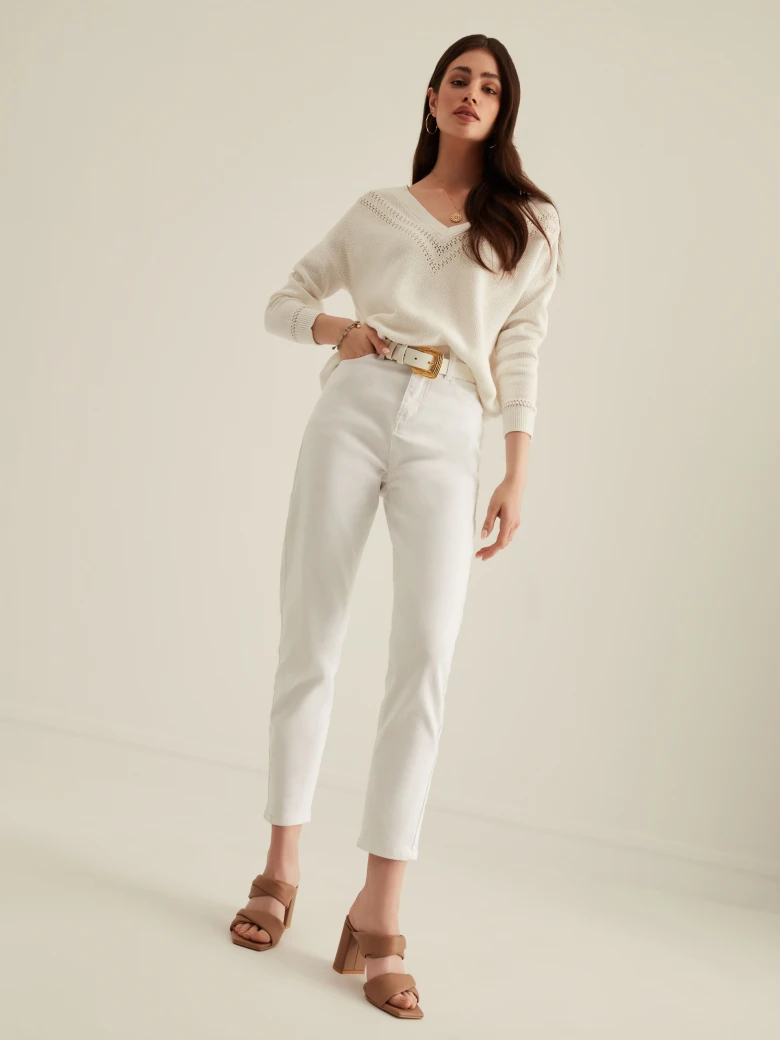 WHITE SWEATER WITH V NECKLINE