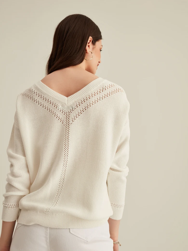 WHITE SWEATER WITH V NECKLINE