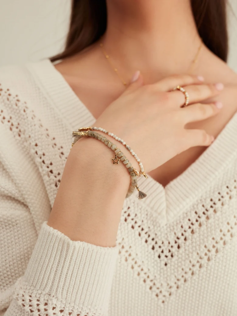 WHITE SWEATER WITH V NECKLINE
