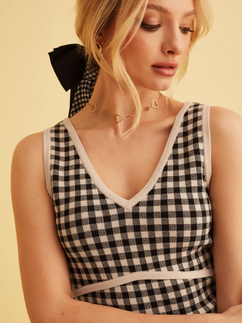BLACK AND WHITE CHECKED KNITTED TOP