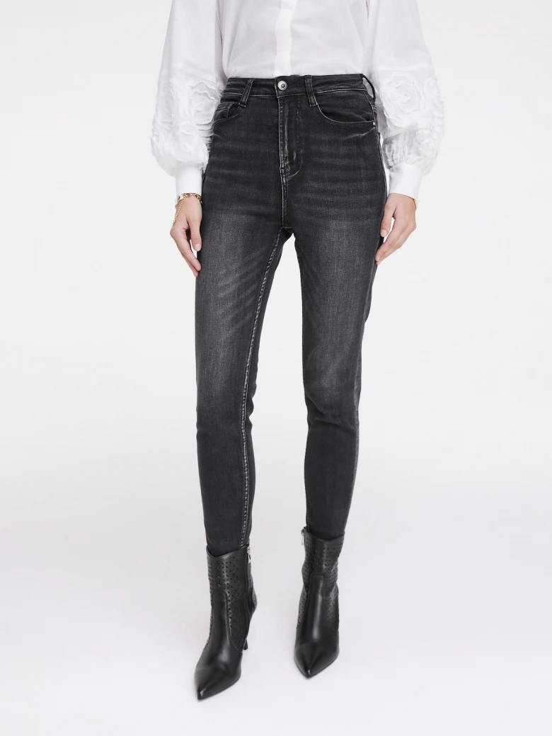 Thin black high-waisted jeans
