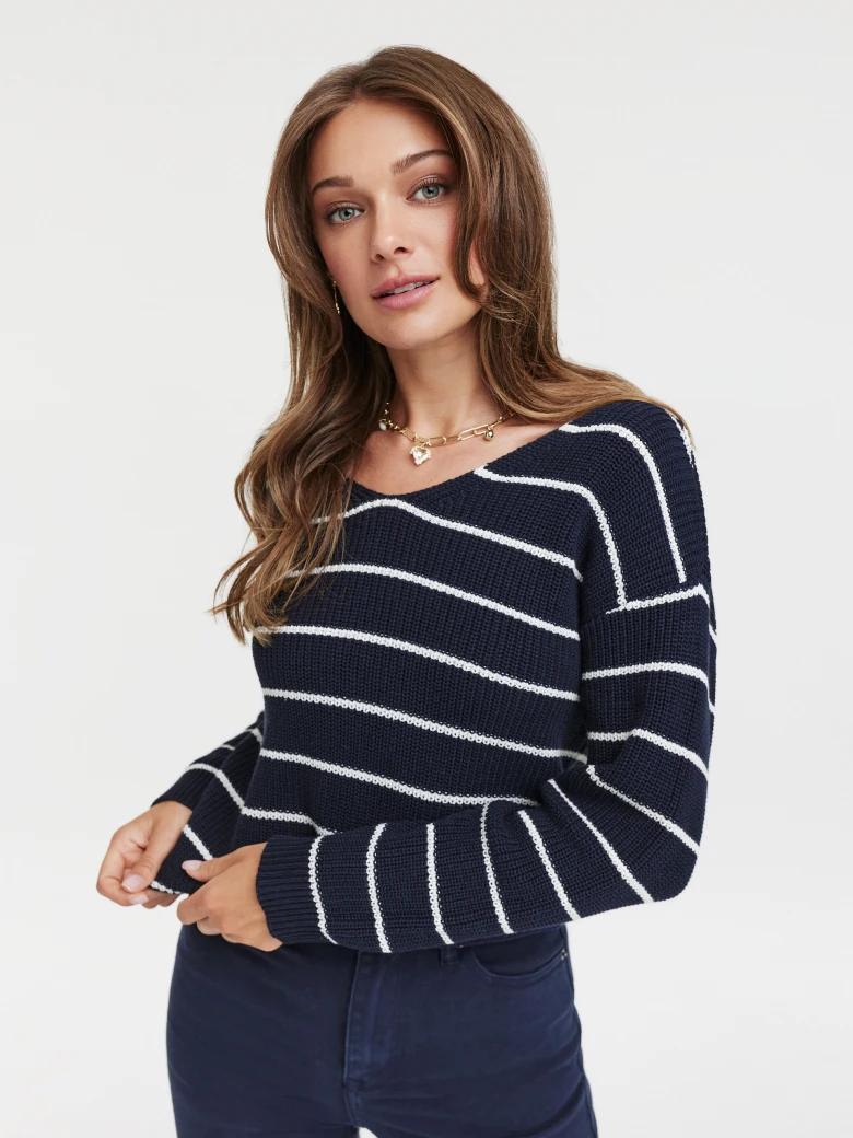Granatowy sweter w paski